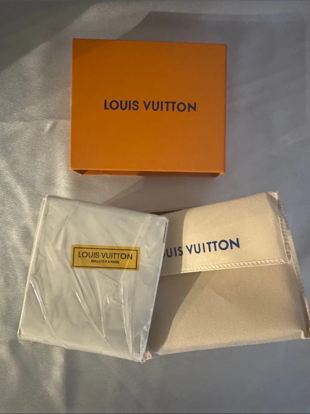 Louis Vuitton Damier Azur Marco wallet in the white and grey checkered leather!